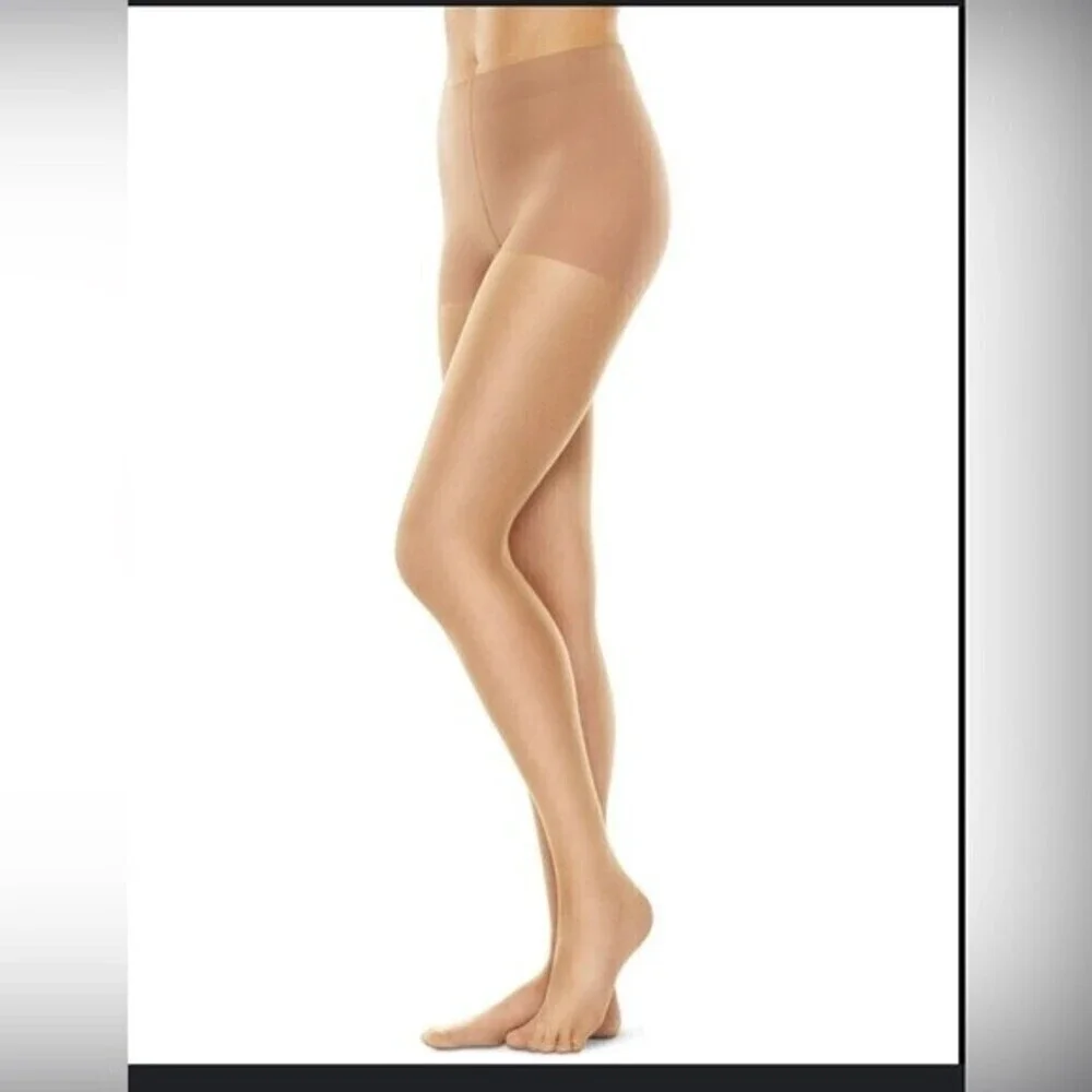 Hanes Silk Reflections Women's Perfect Nudes Control Top Pantyhose. Size 1/2x.